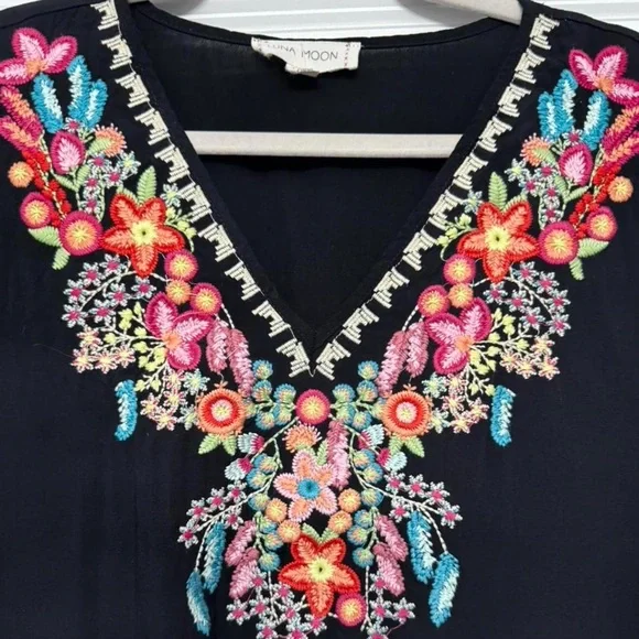 Luna Moon Boho Black Embroidered V-Neck Short Sleeve Blouse. Size M - Picture 3 of 7